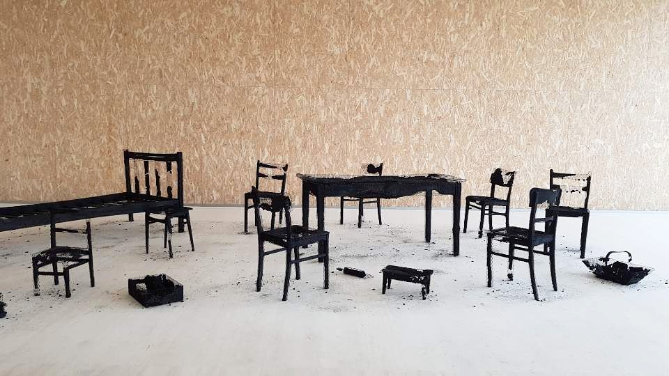Burnt furniture. Or at least so it seems . 
#art #exhibition #milan #furniture #burnteffect #kimxgensapa