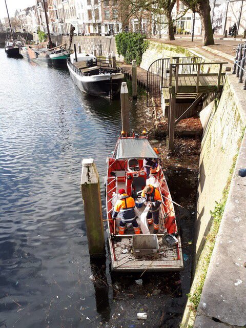 En natuurlijk hoort Aelbrechtskolk in Delfshaven schoon te zijn. Hier het bewijs van <a href="/Stadsbeheer010/">Stadsbeheer010</a> . Dat gaan we bijhouden. Geen reden om afval in het water te gooien beste mensen, want dit kunnen we niet om de haverklap doen. Laten we het samen schoon houden. #samendoorpakken