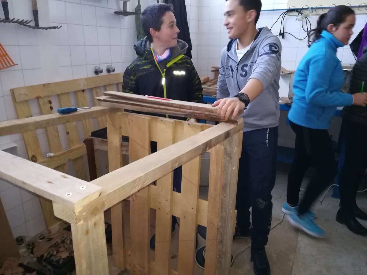 ies_jara's tweet photo. La patrulla verde del IES La Jara comienza su elaboración de juegos de mesa con material reciclado y su cesta de palets para balones. https://t.co/KQFWnR9hgn