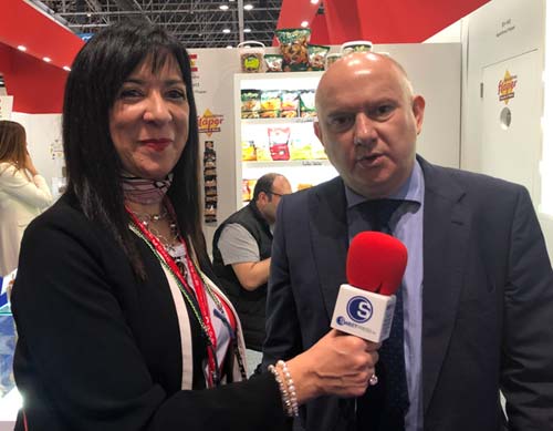 DulcesNoticias's tweet image. Con el foco puesto en “afianzar nuestra presencia en Oriente Próximo”, .@ApFlaper luce en @Gulfood sus últimas novedades: el nuevo envase para las Patatas fritas en aceite de oliva La Chocita y “nuestro nuevo producto Vegechip Stix“ sweetpress.com/gulfood-2019-s…