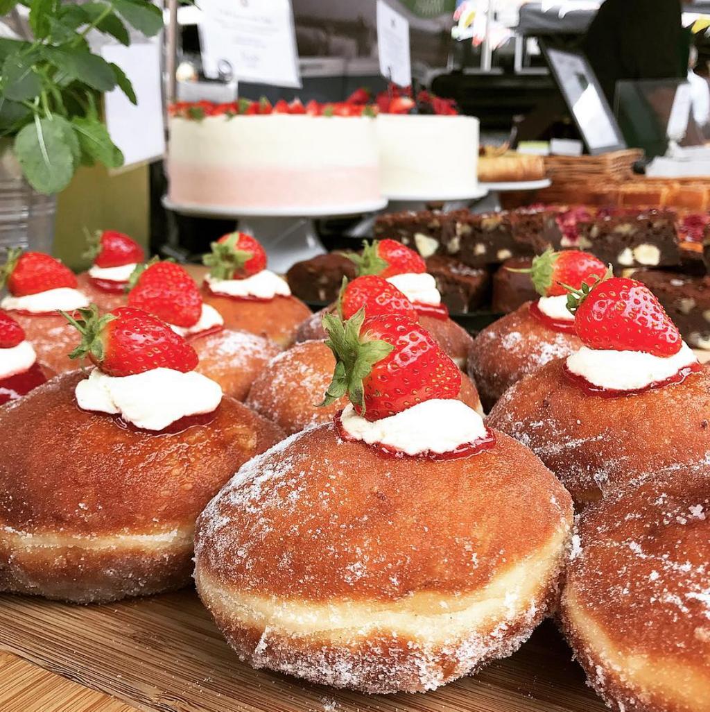 This view can get anyone mouthwatering. Looking for the best doughnuts in London? Brett & Bailey won't let you down😄 
Discover best brunch spots with uVibe city guide at hand➡️buff.ly/2W9KUdA
#bestbrunchspots #doughnuts #uvibe #mouthwatering #bestrestaurantsinldn