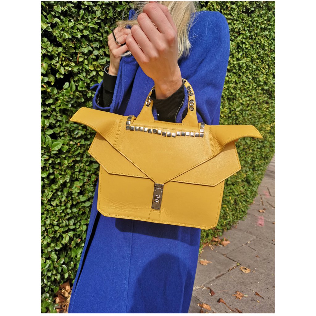 Sunny ☀️ and cold ❄️

#highendfashion #styled #whatiwear #streetstyleluxe #styledshoot #styledumonde #stylebook #trendsetters #editorials #editorialshoot #editorialfashion
#minihandbag #yellowhandbag #yellowlovers #yellow #yellowbag #edgystyle #colourclash