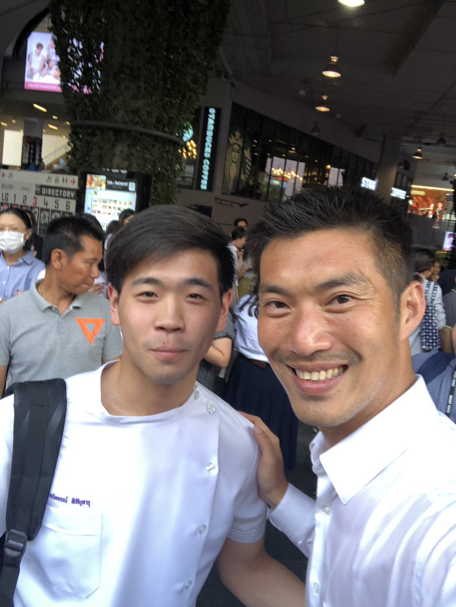 “พี่เอก พี่เป็นความหวังของผม” 
“ต้องช่วยกันนะน้อง ทำคนเดียวไม่ได้”

วันนี้โดดยิมไปดูหนังสยาม เห็นทวิตเตอร์ของคุณเอกว่า จะมี surpised meeting ของอนาคตใหม่ 
...ไปดิ รออะไรล่ะ! 

ไม่มีใครอุดมการณ์ชัดเท่าคุณเอกอีกแล้ว \7
#ฟ้ารักพ่อเพราะนโนบายของพ่อ #อนาคตใหม่