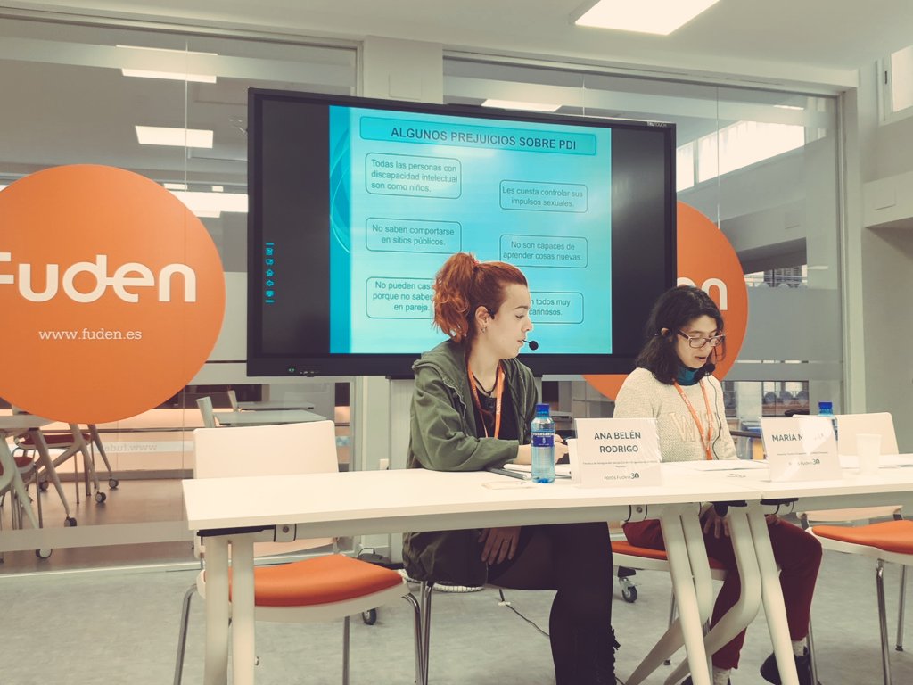 "Las personas no sólo son aspectos o nacionalidad o una característica concreta, por eso es injusto que se nos juzgue sólo por una cosa; no somos una etiqueta", afirma María de <a href="/AfaniasAsociac/">Afanias</a> #FF30