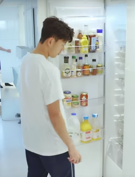 gdicastri's tweet photo. Heung Min Son drinks whole milk #COYS #dairy Source: https://t.co/ilgmwbDTU5 https://t.co/vqTS9yQaP1