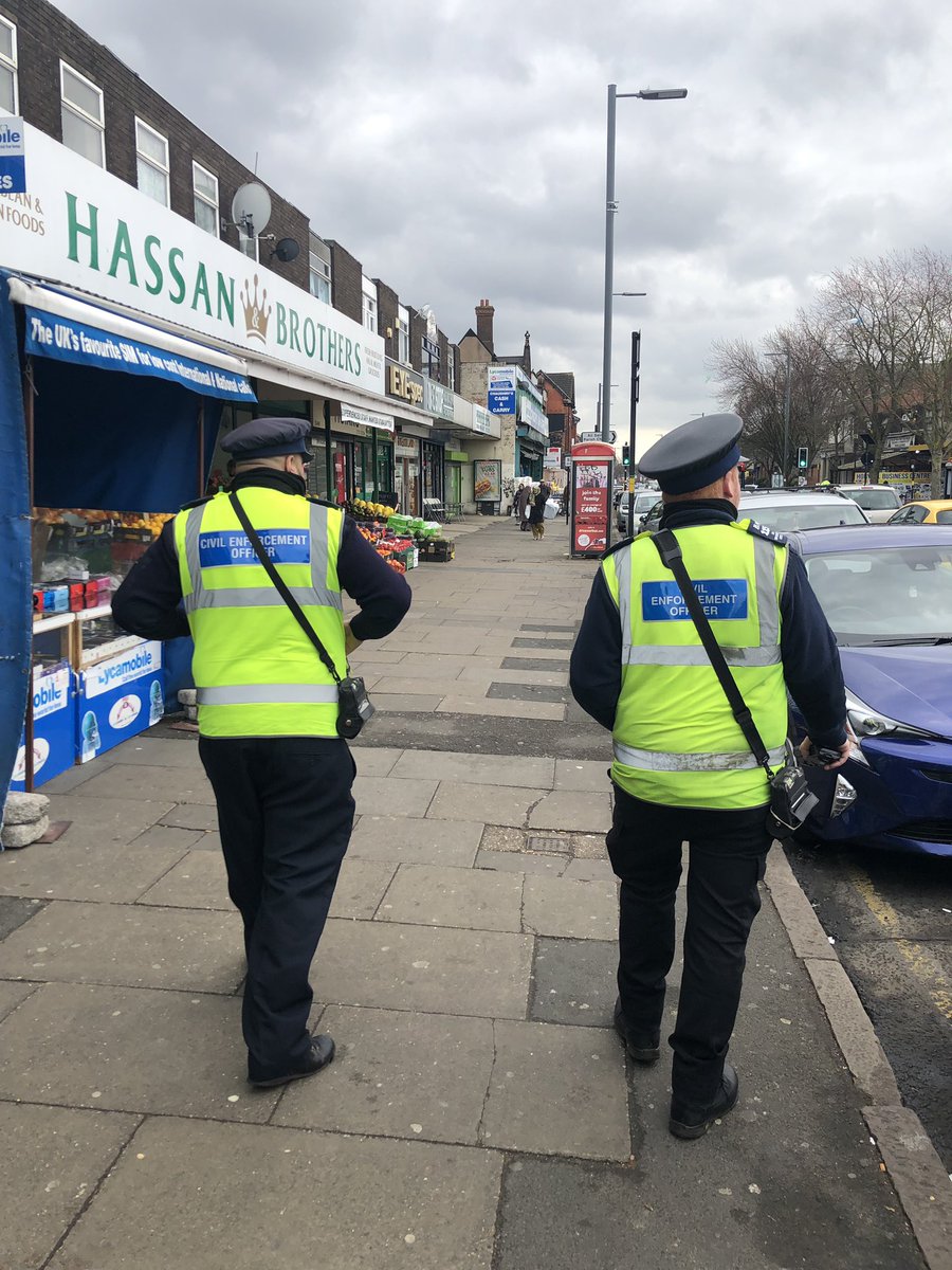 Successful joint operation with @BhamCityCouncil Civil Enforcement Officers in Small Heath today. Please be mindful when leaving your vehicles and don’t double park, otherwise you’ll get a ticket! 🤚🏻#ParkingEnforcement #SmallHeath #PartnershipWork