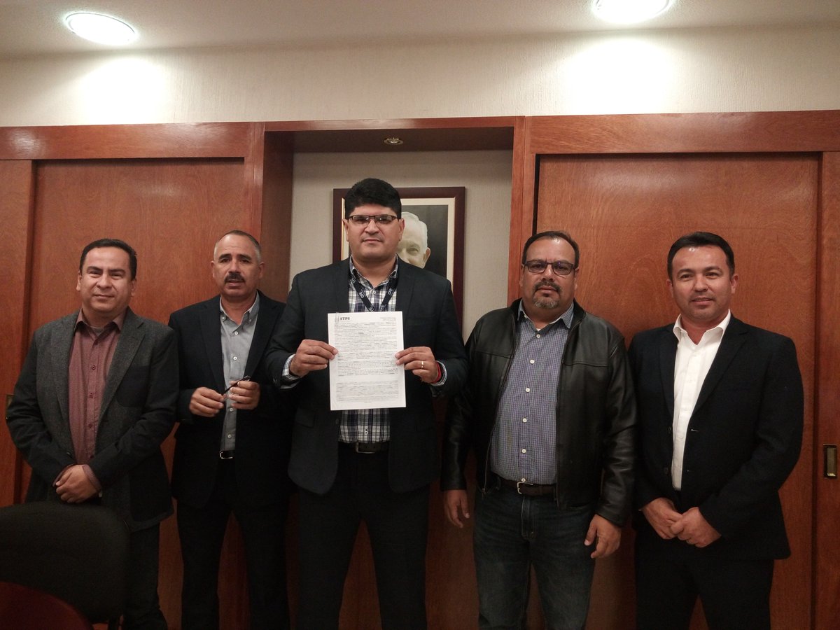 sutermorg's tweet photo. La base trabajadora encontró, democráticamente, en Gustavo Alonso  Escobedo, al relevo que habrá de seguir la escuela y enseñanzas de nuestro desaparecido líder Rolando Gomez.  La Sección 75-Mazatlán recibe toma de nota ¡Felicidades! https://t.co/kBO5FaU8fA