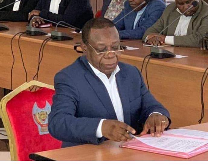 Les chaises de la ferme privée de #Kabila ont toujours la mention et le logo de la <a href="/Presidence_RDC/">Présidence RDC 🇨🇩</a>! Le pouvoir n'est pas au palais... #RDCongo