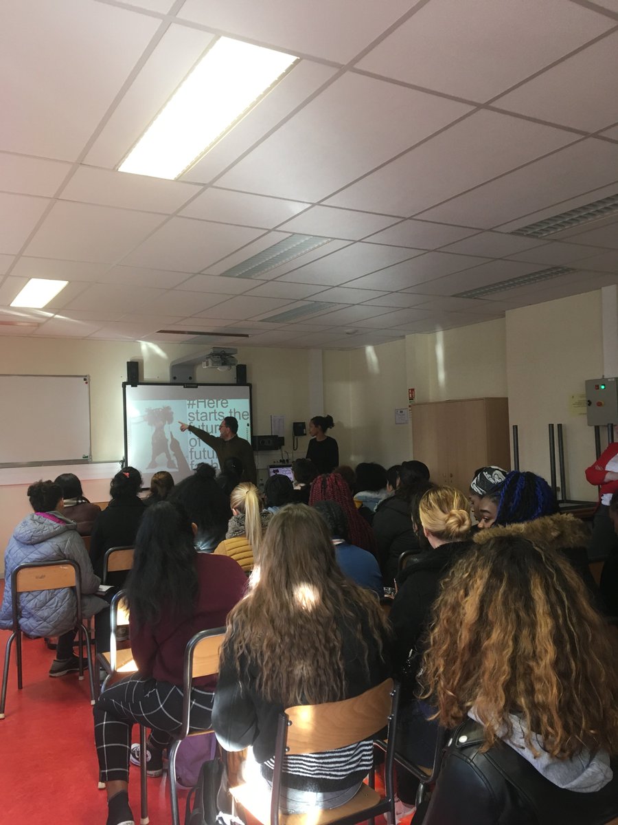 #EgalitédesChances / Les élèves du lycée Les Ferrages à Saint-Chamas ont découvert l’Institut Français de la Mode et ses formations lors d’une séance d’information jeudi 7 février 2019 !

#mode #orientation

➡️bit.ly/2SMrXzA