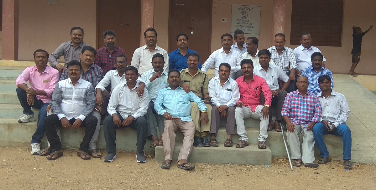 CSrikaanth's tweet image. 1987-88 బ్యాచ్... ఐపీఎస్ కాదు.. టెన్త్ క్లాస్.. మొన్న రాజన్న సిరిసిల్ల జిల్లా వేములవాడలోని మా పాఠశాలలో 32 ఏళ్లకు ఓ చిన్న సమావేశం పెట్టుకున్నాం.. planning to a big reunion with 220 families soon