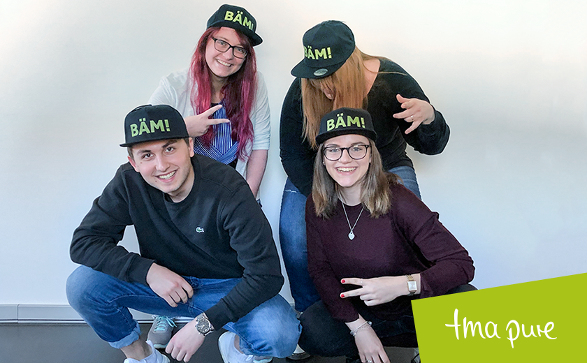 tmapure's tweet photo. Wir haben es uns auf die Stirn geschrieben: BÄM! 
Unserem Lieblings-Paketboden hat’s gefallen. 😍 Wie findet ihr unsere neuen Caps?
#Caps #Werbeagentur #Lieblingscap #Cap #kreativagentur #werstragenkann #stehtuns #tmapure #bäm https://t.co/74TL7teRXt