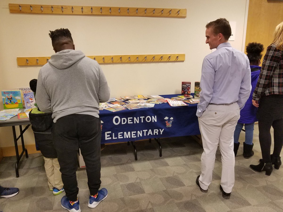 OESReading's tweet image. Thank you #AACPLOdenton for a great community library night! #OESReads #AACPSERIL #aacpsawesome