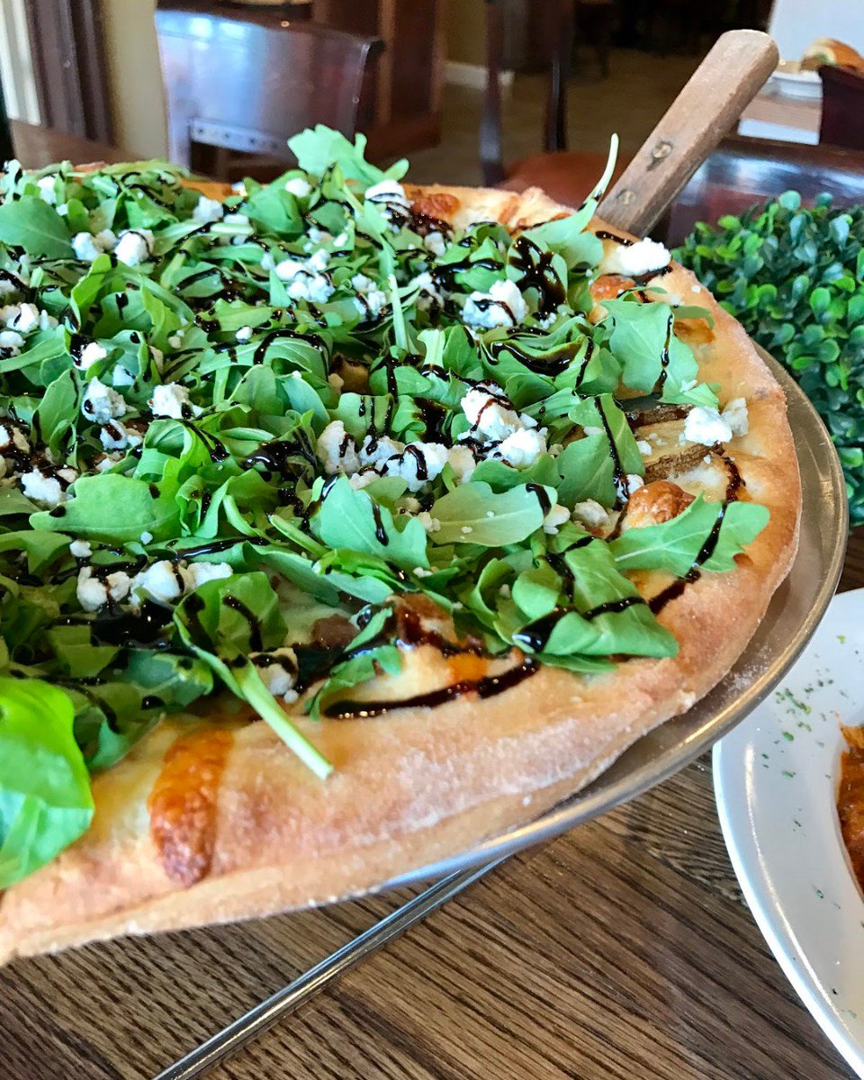 TheKitchLF's tweet photo. Spring will be here in one month, so let’s celebrate by enjoying our Mediterranean pie, made fresh with baby arugula, gorgonzola cheese, mozzarella, and balsamic vinegar drizzle. Salad on pizza makes it healthy, you know 😉 https://t.co/oJPDY8pBa6