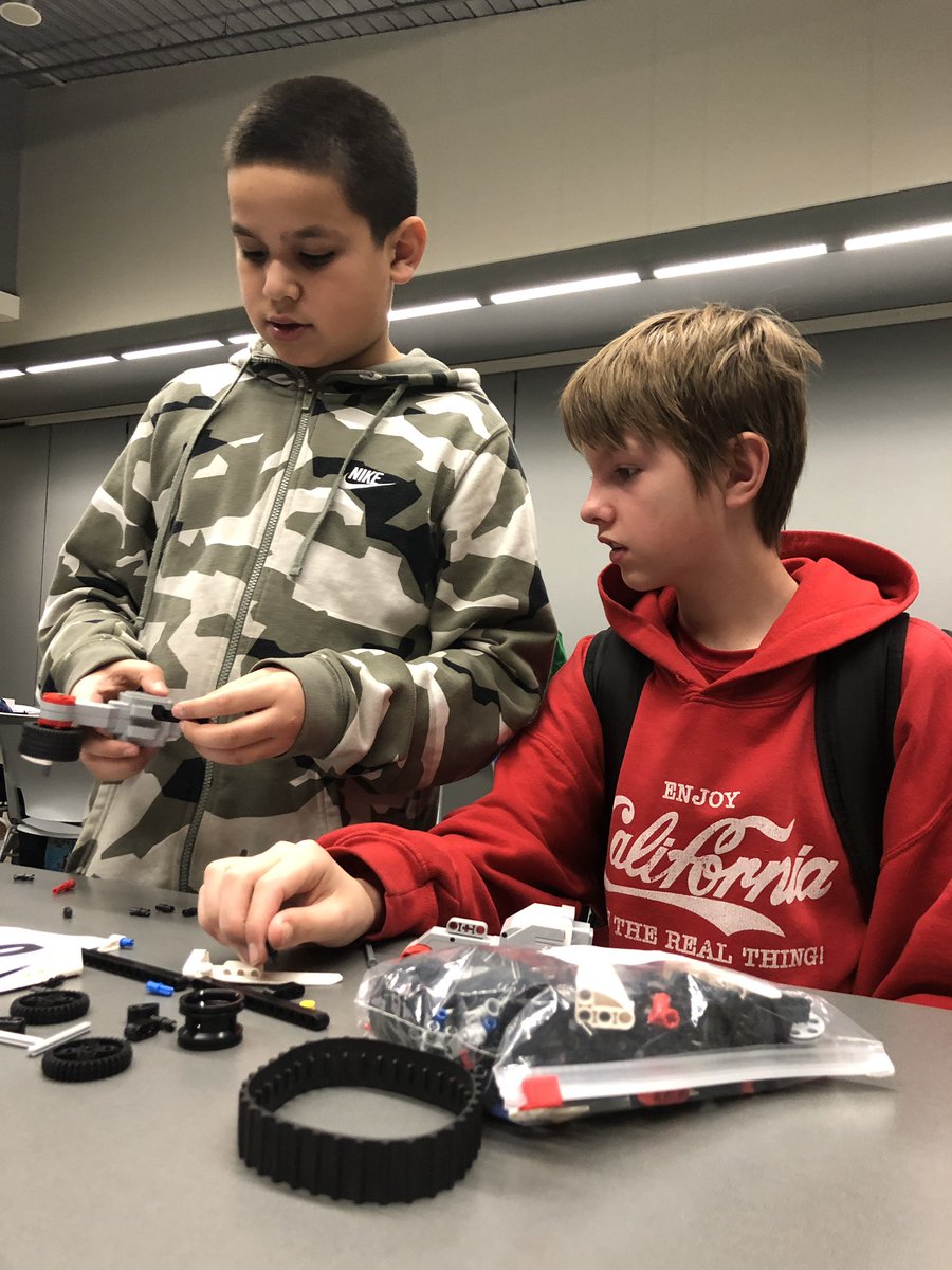 SharonLee_LEAP's tweet photo. Bobcats engineering robots at @C_C_East  !  Thank you @CCE_FEIGHNY ! @bbowenes #BBopride https://t.co/p37iICrIC7