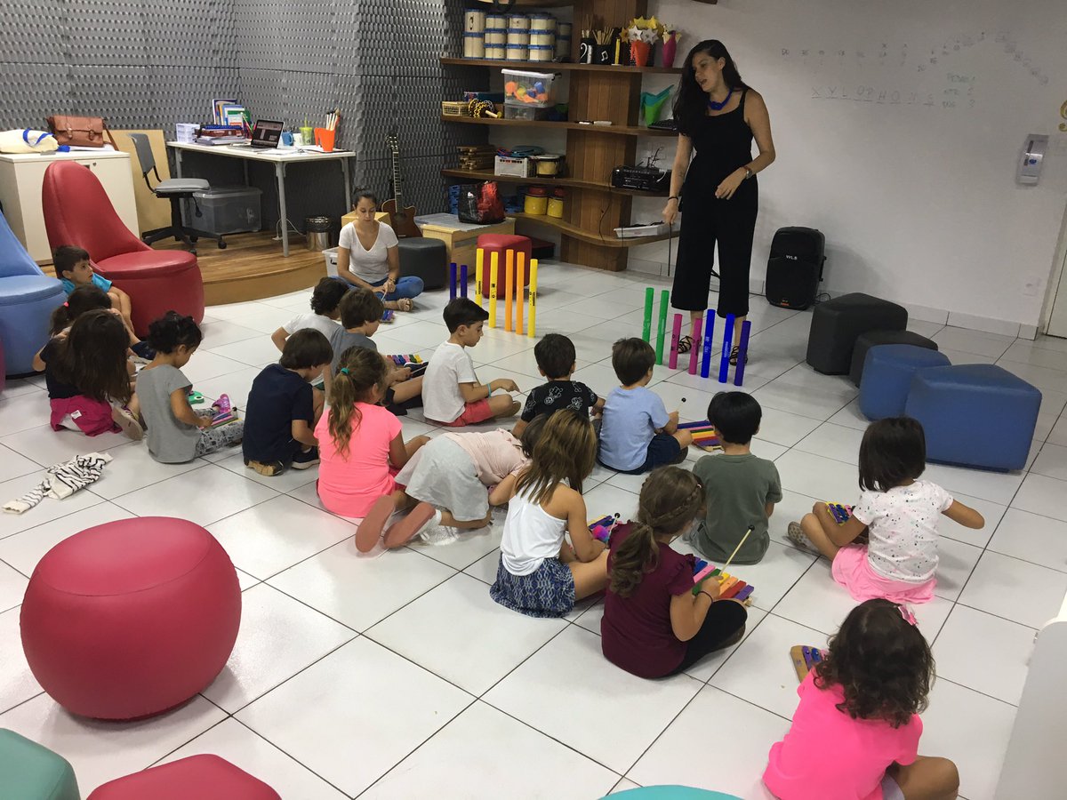 maysargomes's tweet photo. KG students learning musical notation through colors, xylophones and boomwhackers. @EscolaConcept @TheBoomwhackers #ConceptRAO #PBL https://t.co/tc9Ch43w7K
