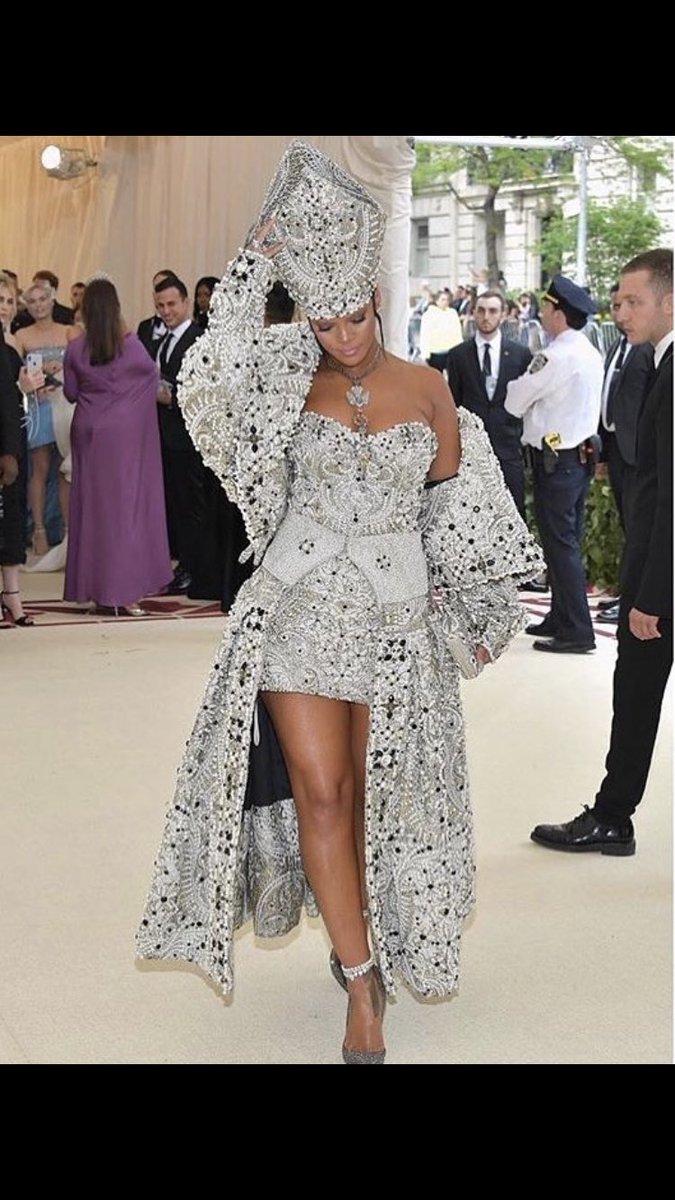 thisishave's tweet image. Happy 31st Birthday to our favorite bad gal , Robyn “Rihanna” Fenty 🎈