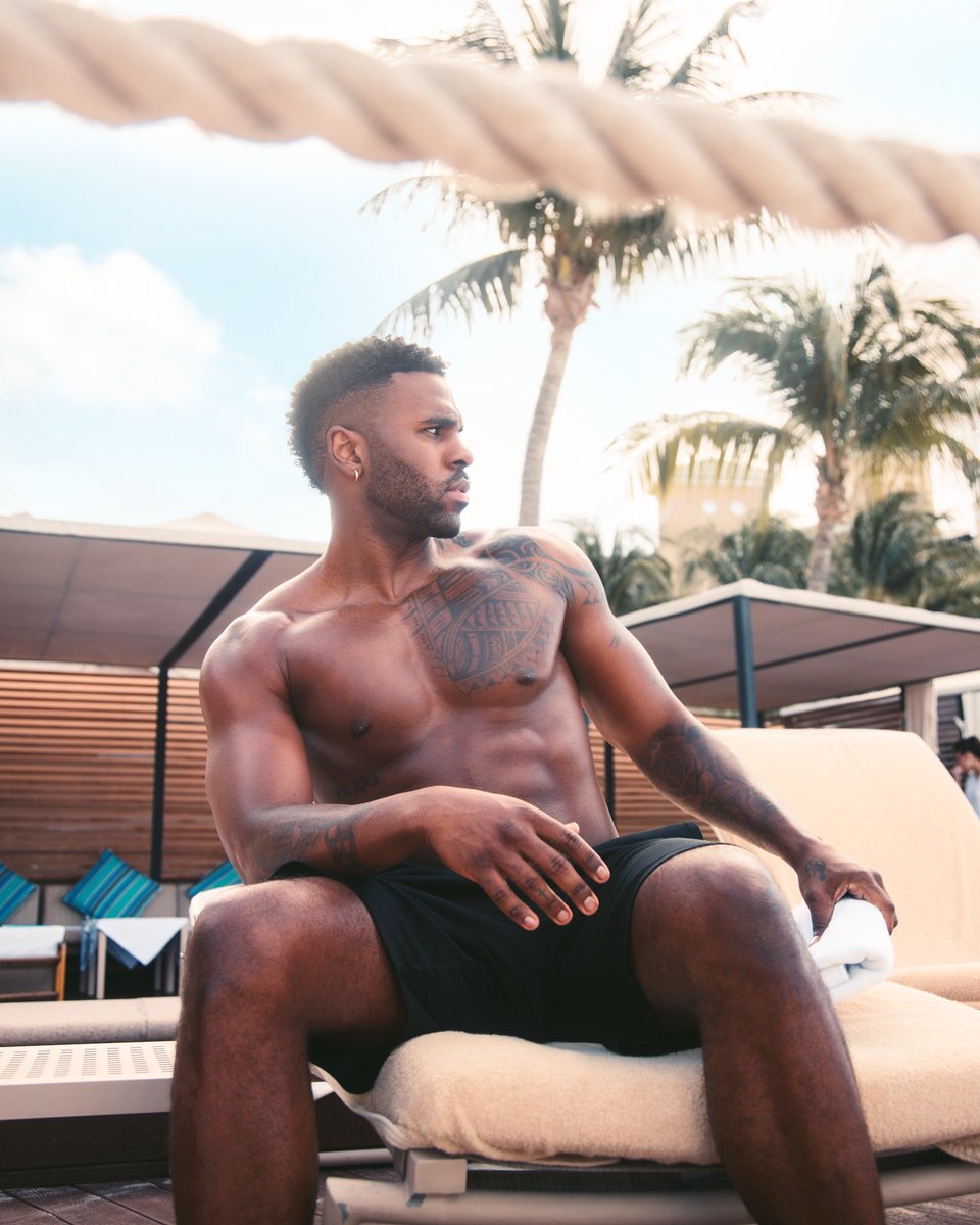 jasonderulo's tweet photo. What do you think I’m looking at?? https://t.co/yEcxPodN5S