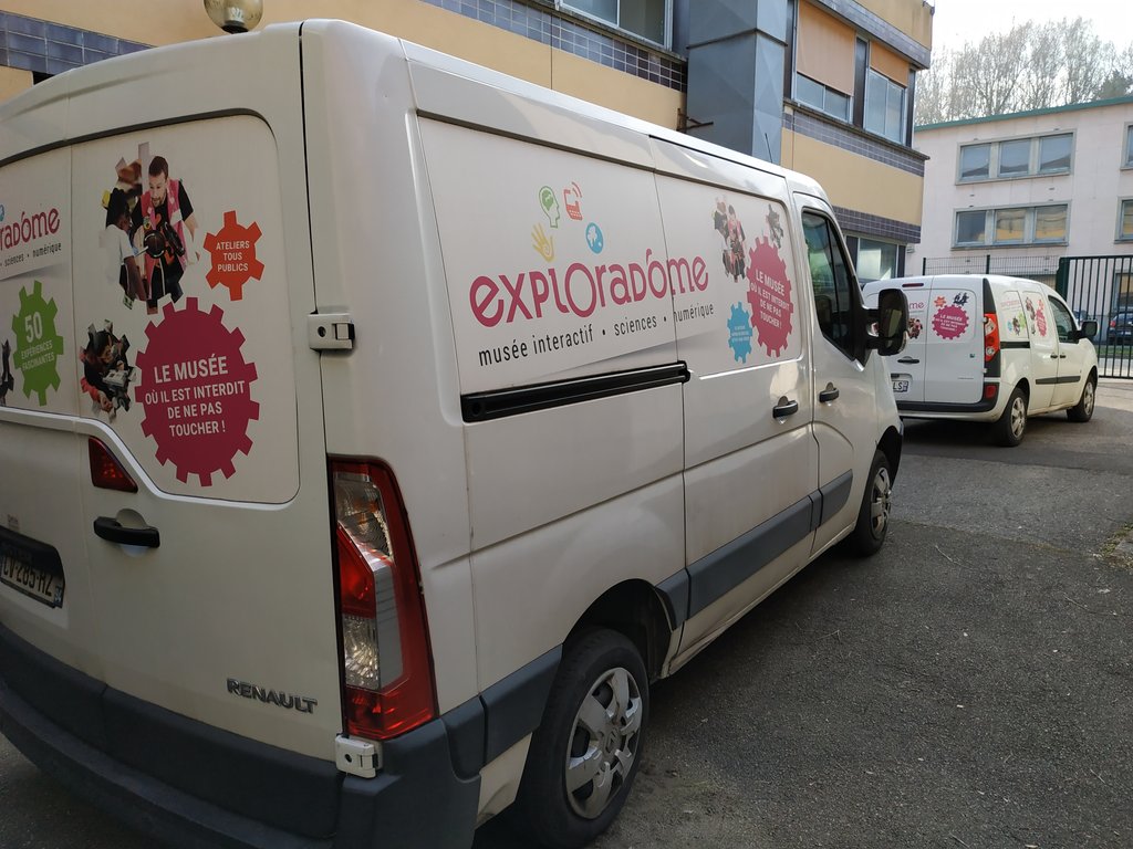 MangeotNicolas's tweet photo. @u_psud avec une partie de la team @AtelierAPIS pour la préparation de l'Expo #illusions de @Exploradome bientôt en itinérance à la cité de la voile de #Lorient. https://t.co/jqpzLXPVWJ
