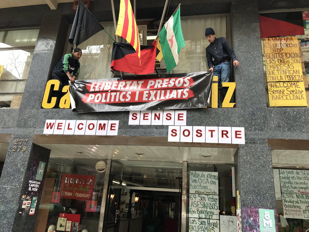 En #OkupaCasaCadiz las personas sin hogar de Barcelona mostramos nuestro apoyo y solidaridad con los presos políticos. Libertad YA para todos los presos políticos.