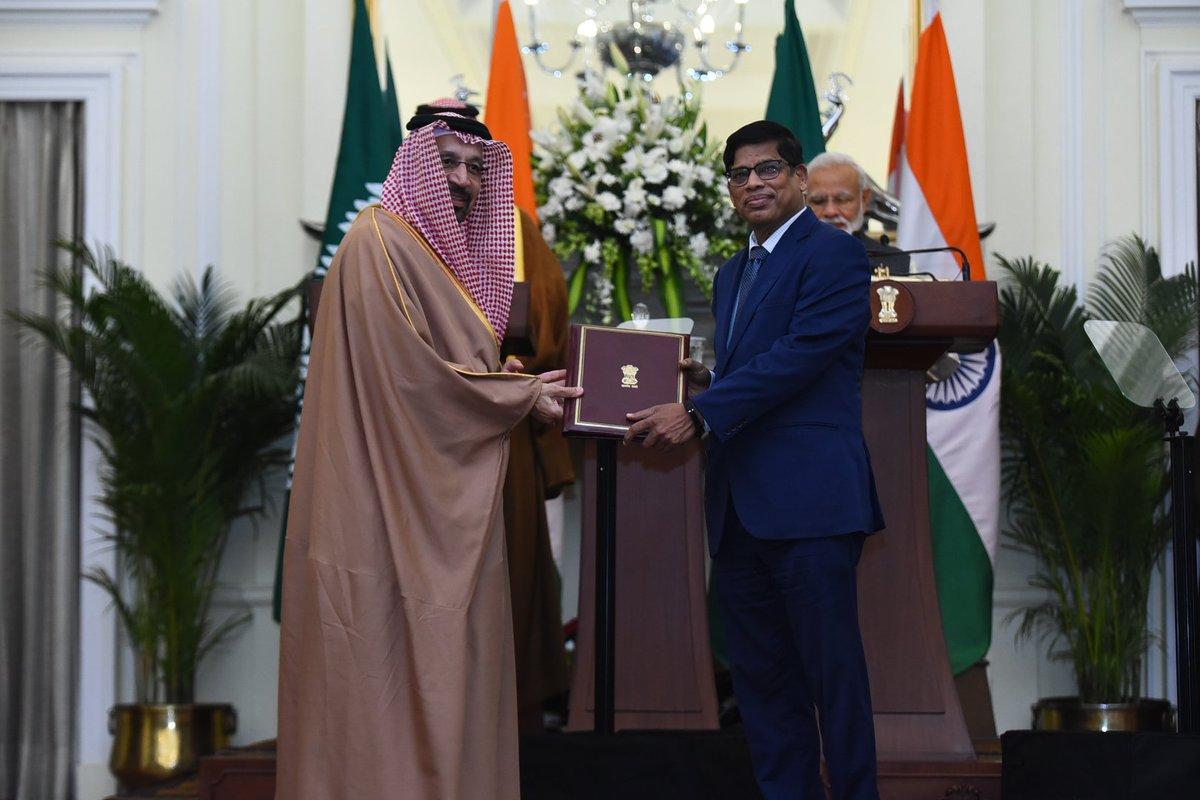 #SaudiArabia becomes the 73rd country to sign the <a href="/isolaralliance/">International Solar Alliance</a> Framework Agreement! Signed FWA was handed over to DG ISA in the pr of Hon’ble PM of India, H.E. Mr. Narendra Modi &amp; HRH Prince Mohammed Bin Salman, the Crown Prince of Saudi Arabia in Hyderabad House, #NewDelhi!