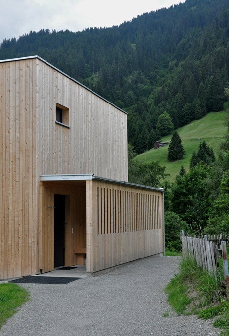 Maderayconstruc's tweet photo. Wooden Haus M by @ExitArchitects  is a skiing and hiking retreat in #Austria_ Because of the budget, we chose fir wood for the interior and exterior, which is the most common local wood #Arquitectura Desde @dezeen https://t.co/8ufaLJu0OE #MaderayConstrucción #madera https://t.co/sZHaDjLGvy