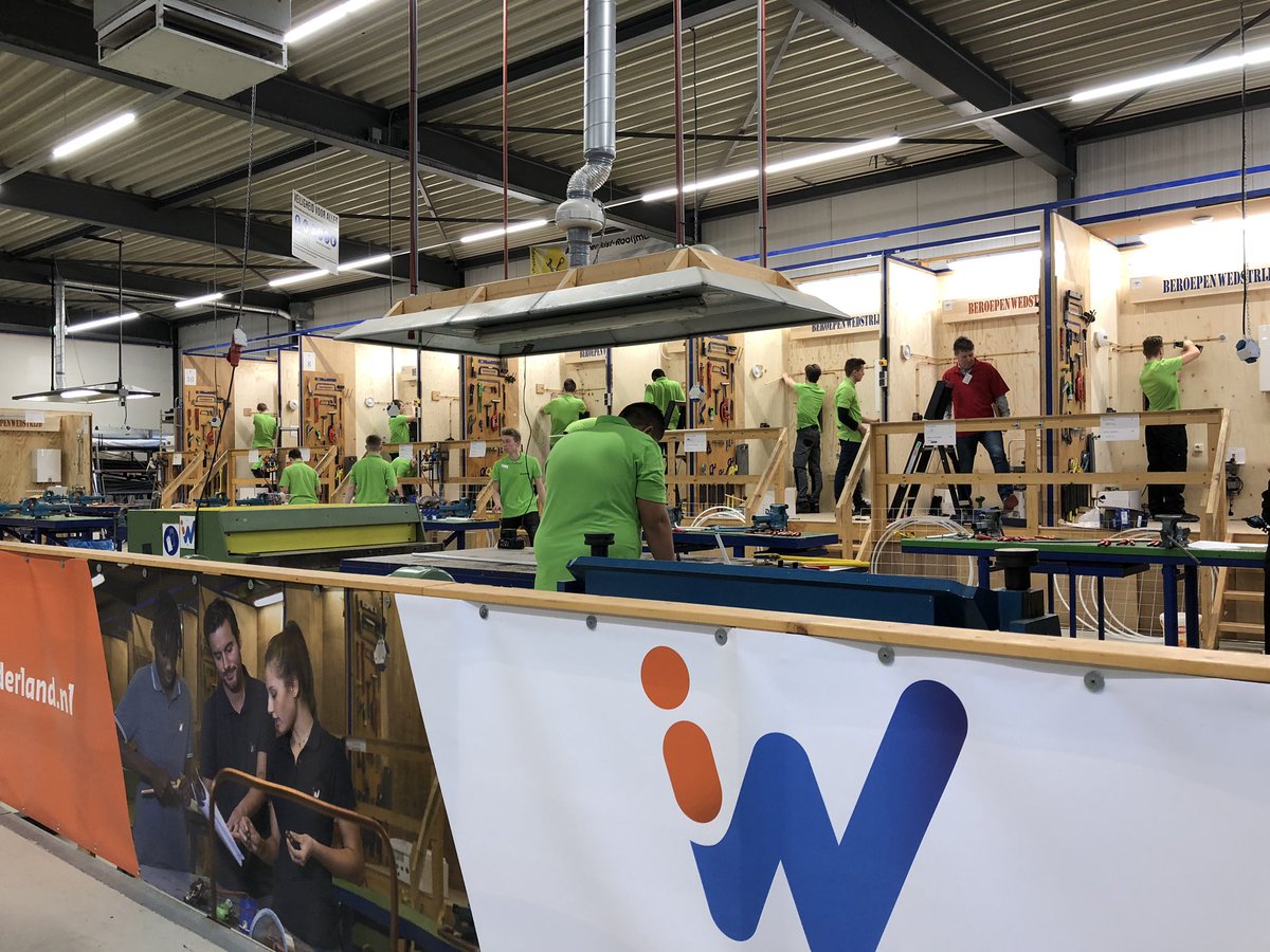 weijenburg's tweet photo. Enthousiaste 4e  jaars PIE leerlingen van 12 verschillende VMBO’s uit de regio Oost-Brabant, volop aan de slag tijdens de; Vrienden elektro-en installatietechniek beroepen wedstrijd 2019 op onze IW praktijkschool in Den Bosch #beroepenwedstrijd  #IW#omdatopleidenwerkt https://t.co/xUsyEAIxYt