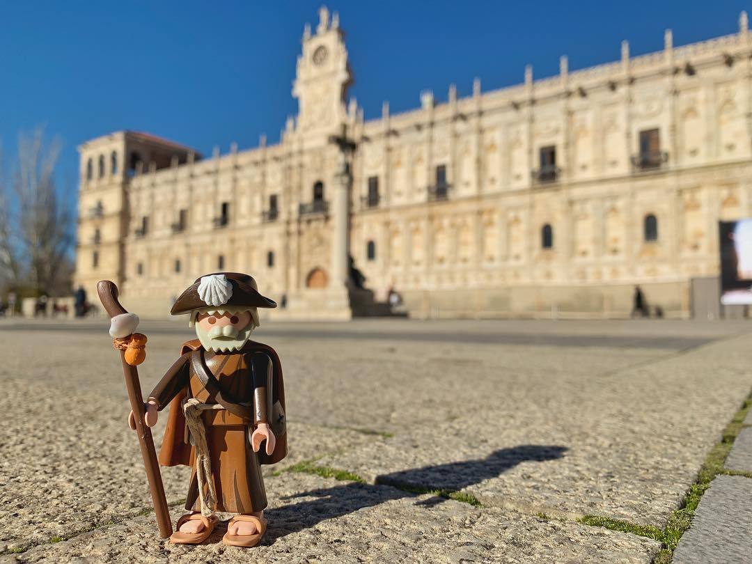 playmobil's tweet photo. At the Convento de San Marcos in León 🙂 #PLAYMOBIL fan photo of the week by playmotraveller ➡️ https://t.co/p2ZacLb2M5 https://t.co/ObXZuPDLB9