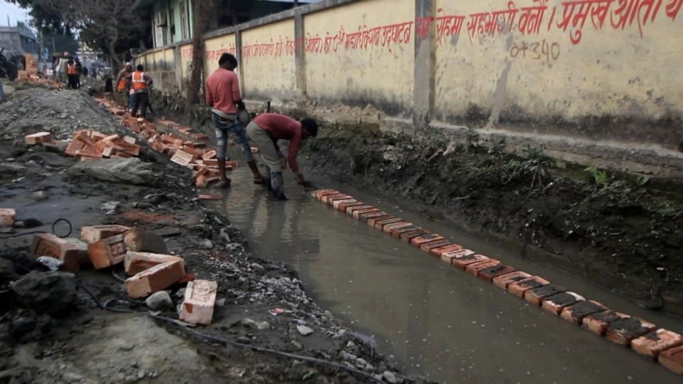 Nirmaltamang1's tweet image. विकासको काममा कमजोरी मात्र छैन चरम लापारवाही भएको प्रमाण हो । @ADB_HQ @Hello_Sarkar संग अनुगमनको अनुरोध गर्दै गुनासो दर्ता गरीदिन पनि अनुरोध छ । @opm_np  विराटनगरबाशीले बिगत २०१३ देखी भोग्दै आएको नियती हो । goo.gl/1XLr5D  goo.gl/aCJwsH #RUDP #MalDevelopment