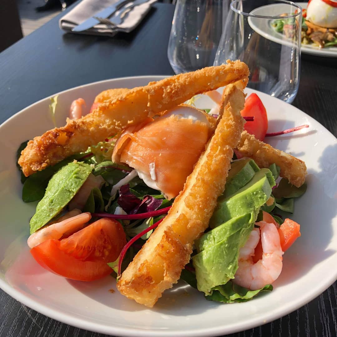LahceneRaphael's tweet photo. Une entrée : Sablé au parmesan, mozza Bufala et légumes grillés.
Une salade : L' OCÉANIQUE, Salade, fish croustillant, avocat, tomates, saumon fumé, crevettes, œuf poché.

Soleil en prime !!!!!! https://t.co/SgtsLmXHUa