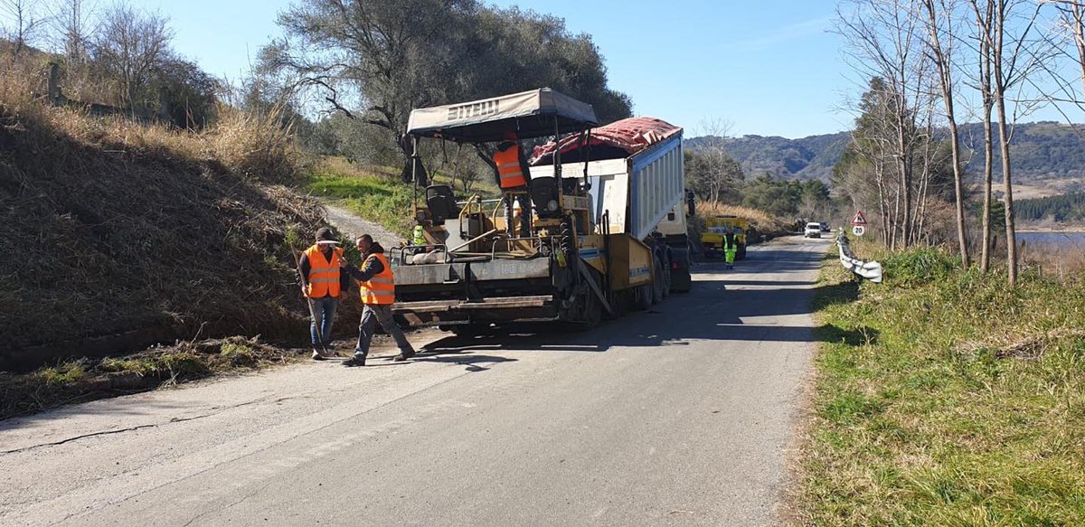 clientiANAS's tweet image. ##ANASinforma primi interventi per la #sicurezza della #SP93 dal km 0 al 50 in
particolare  tra #Monterosso Calabro e #Maierato in provincia (VV).
Durata #lavori 60 giorni.

regolarizzazione piano viabile
regimazione acque 
integrazione segnaletica lungo i primi 14 km 
📸👇