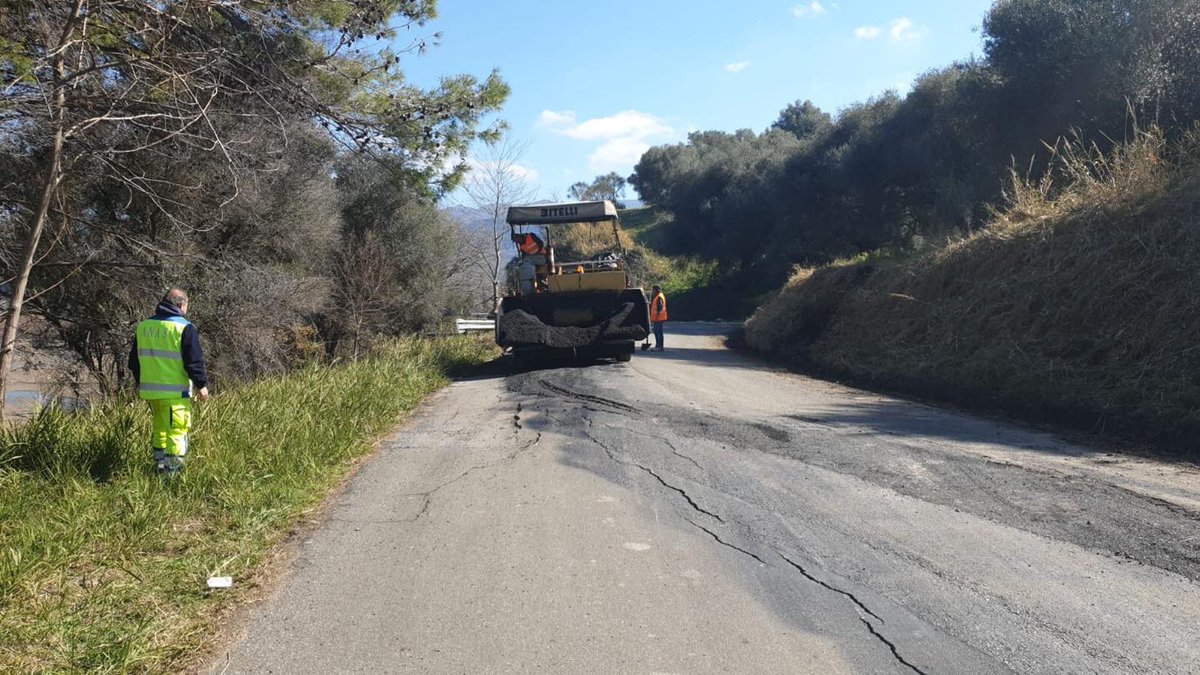 clientiANAS's tweet image. ##ANASinforma primi interventi per la #sicurezza della #SP93 dal km 0 al 50 in
particolare  tra #Monterosso Calabro e #Maierato in provincia (VV).
Durata #lavori 60 giorni.

regolarizzazione piano viabile
regimazione acque 
integrazione segnaletica lungo i primi 14 km 
📸👇