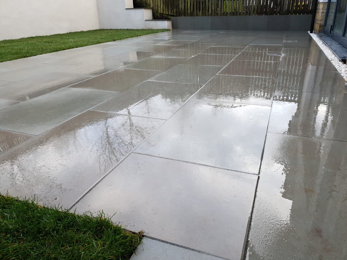 SDProjects's tweet image. This unbelievable transformation was completed in less than a week! S&amp;amp;D installed a new patio using @StonemarketUK Artisan Willow Slabs, new white smooth rendered wall, with @rolawn medallion turf creating the look.

Get in touch now for your free quotation on 0141 638 3335