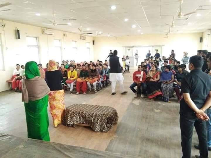 BhaiPorsa's tweet photo. विद्यार्थियों को सफलता का दिया मंत्र।

ममतामयी महारानी प्रियदर्शनी राजे सिंधिया जी आज शिवपुरी के कैलाशवासी माधवराव सिंधिया महाविद्यालय में पहुंची एवं छात्रों के साथ संवाद किया उन्होंने छात्रों द्वारा पूछे गए प्रश्नों का देते,हुऐ https://t.co/BWnSXDQNkX