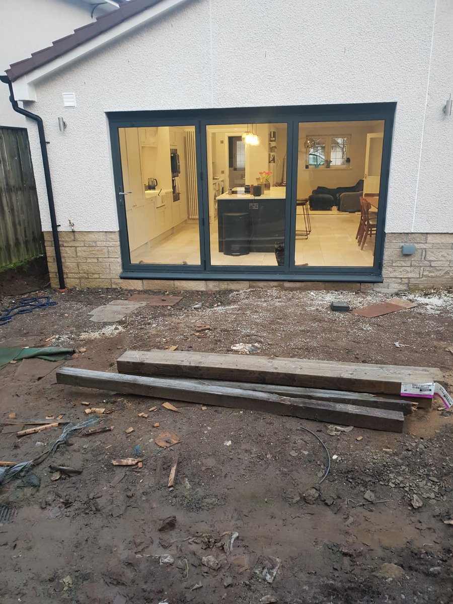 SDProjects's tweet image. This unbelievable transformation was completed in less than a week! S&amp;amp;D installed a new patio using @StonemarketUK Artisan Willow Slabs, new white smooth rendered wall, with @rolawn medallion turf creating the look.

Get in touch now for your free quotation on 0141 638 3335
