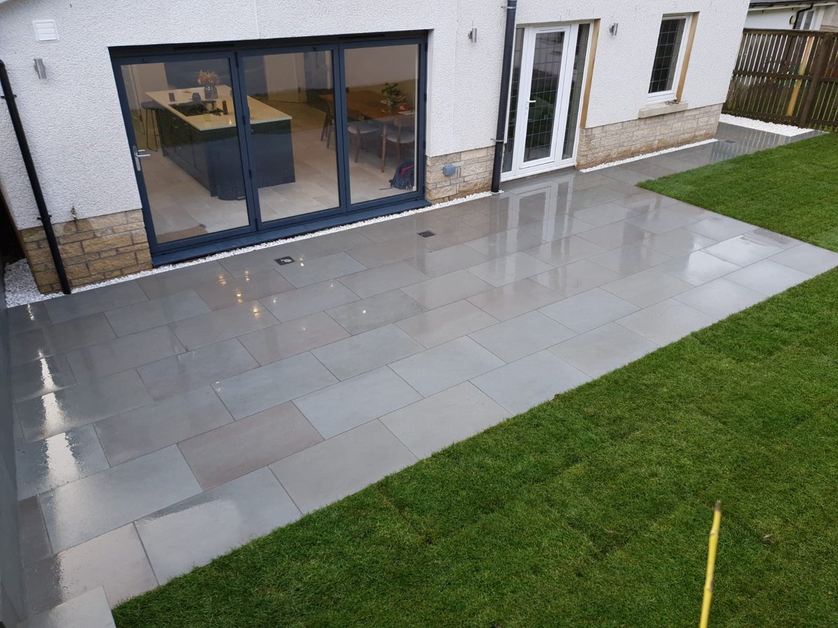 SDProjects's tweet image. This unbelievable transformation was completed in less than a week! S&amp;amp;D installed a new patio using @StonemarketUK Artisan Willow Slabs, new white smooth rendered wall, with @rolawn medallion turf creating the look.

Get in touch now for your free quotation on 0141 638 3335