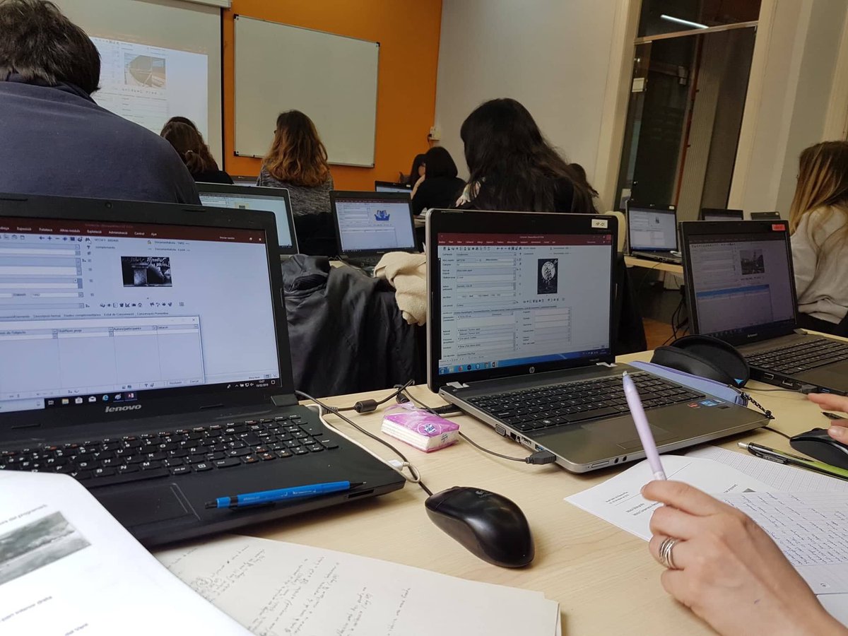 rgr_pirineus's tweet photo. Què hi fem avui en una aula a l’altre bàndol? Doncs seguir formant-nos. Avui assistim al curs de #MuseumPlus, el programari de gestió museogràfica utilitzat per la majoria de museus catalans i per més de 800 institucions d’arreu del món. Seguim aprenent per seguir innovant! https://t.co/Yq8Pev6LYs