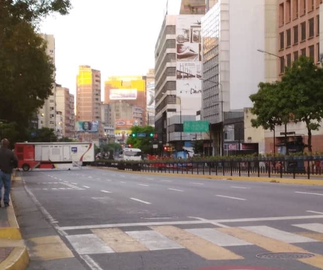 yanitzaleonnoti's tweet photo. #20Feb #Chacao Av. Francisco de Miranda. Así como bloquearon la frontera en Puente Tienditas, este miércoles, Gobierno colocó unos tráiler,  para impedir caravana de transportistas en apoyo a la ayuda humanitaria @jguaido . #Chacao Foto: @fertineo https://t.co/Om1PFt4nCJ