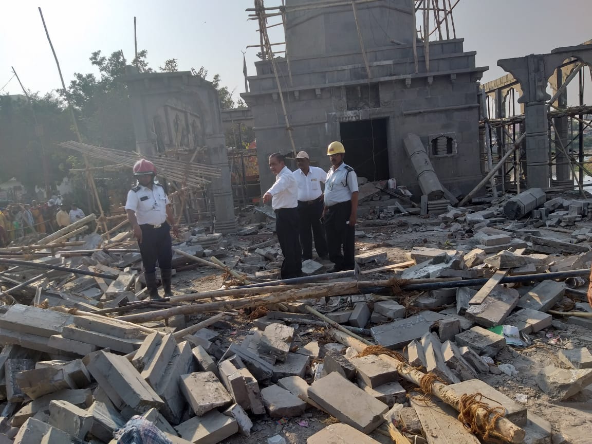 SakalMediaNews's tweet image. पिंपरी चिंचवड मधील पिंपळे गुरव येथे मंदीराचे बांधकाम पडले. यात दोघांच मृत्यू झाला असून दोन जखमी आहे. अग्निशामक दल घटना स्थळी रुग्णालयात घेऊन जाण्यात आलं आहे #Pimpari #Chinchwad #Pune @puneCityPolice