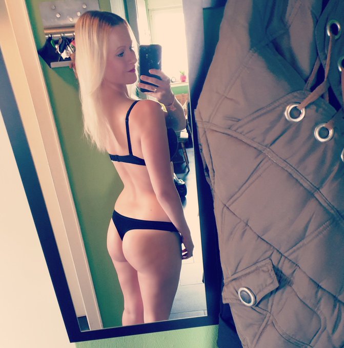 Na Ihr 🤣 #mirrormonday #blondehair #bootylover https://t.co/orZxxcEXle