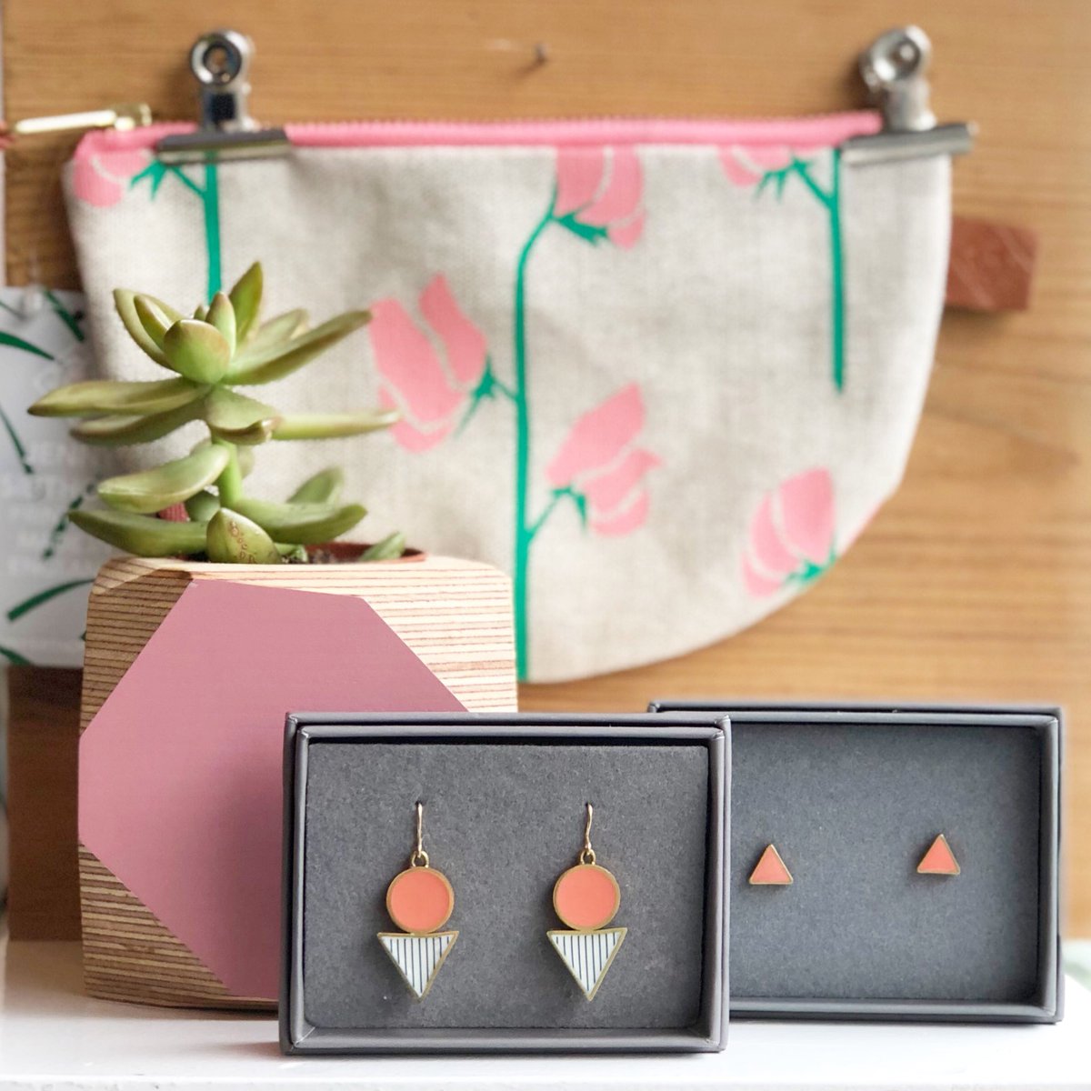 Peachy Pinks 🍑🌷Zip Purse @jennysibthorp | Planter @priormade | Earrings @frommyBearHands