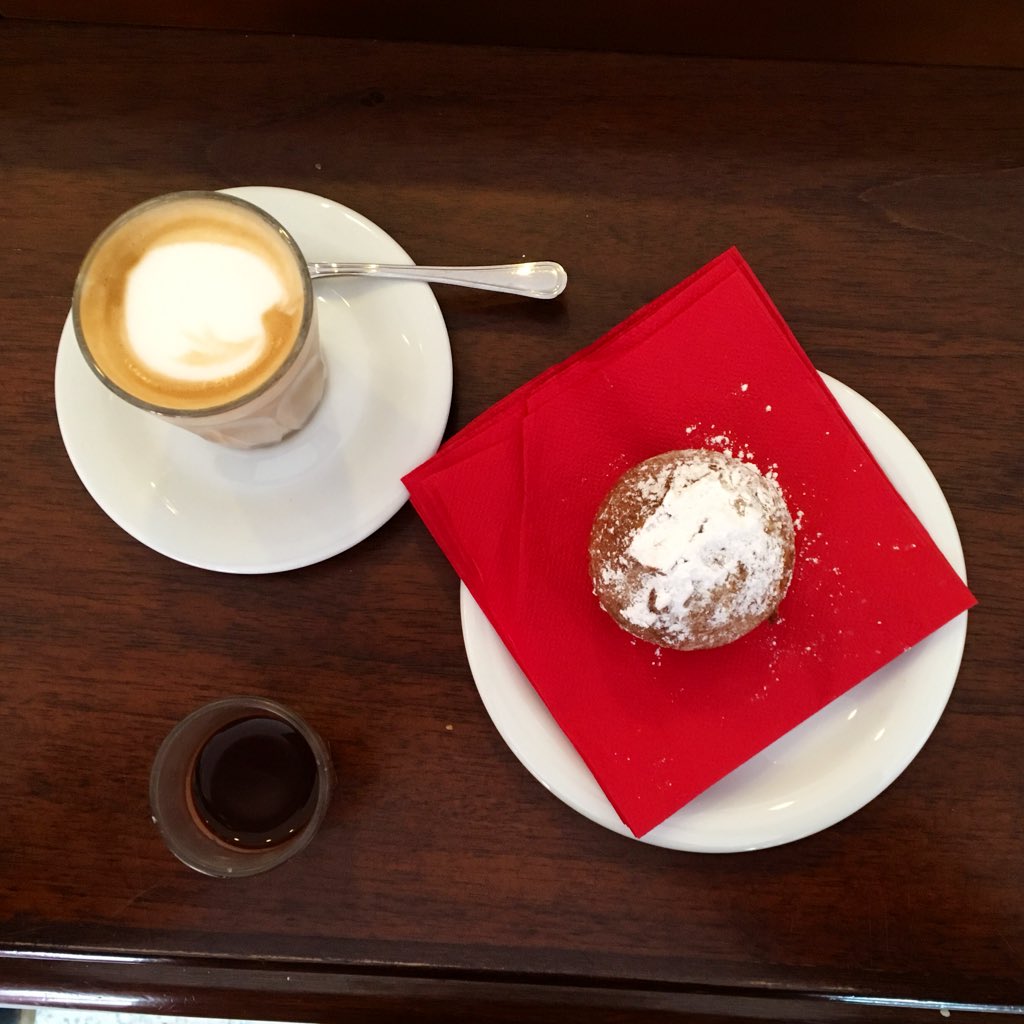 DiscoverTrieste's tweet photo. Voglia di dolcezza? Una buona fritola e un buon capo in B ☕️ è quello che ci vuole! 😋😋😋

#Carnevale #Trieste #DiscoverTrieste https://t.co/MJb9l5SeYs