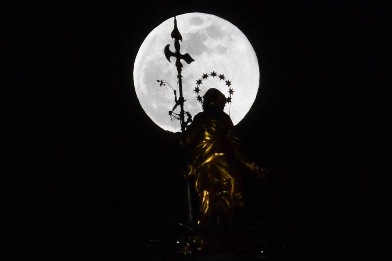 folha's tweet photo. Conseguiu ver a SUPERLUA? Ela apareceu pela 2ª vez em 2019; veja mais fotos ----> https://t.co/j45LFr6nNM #folha #superlua #supemoon #SuperLuna https://t.co/nqLt8j1O2B