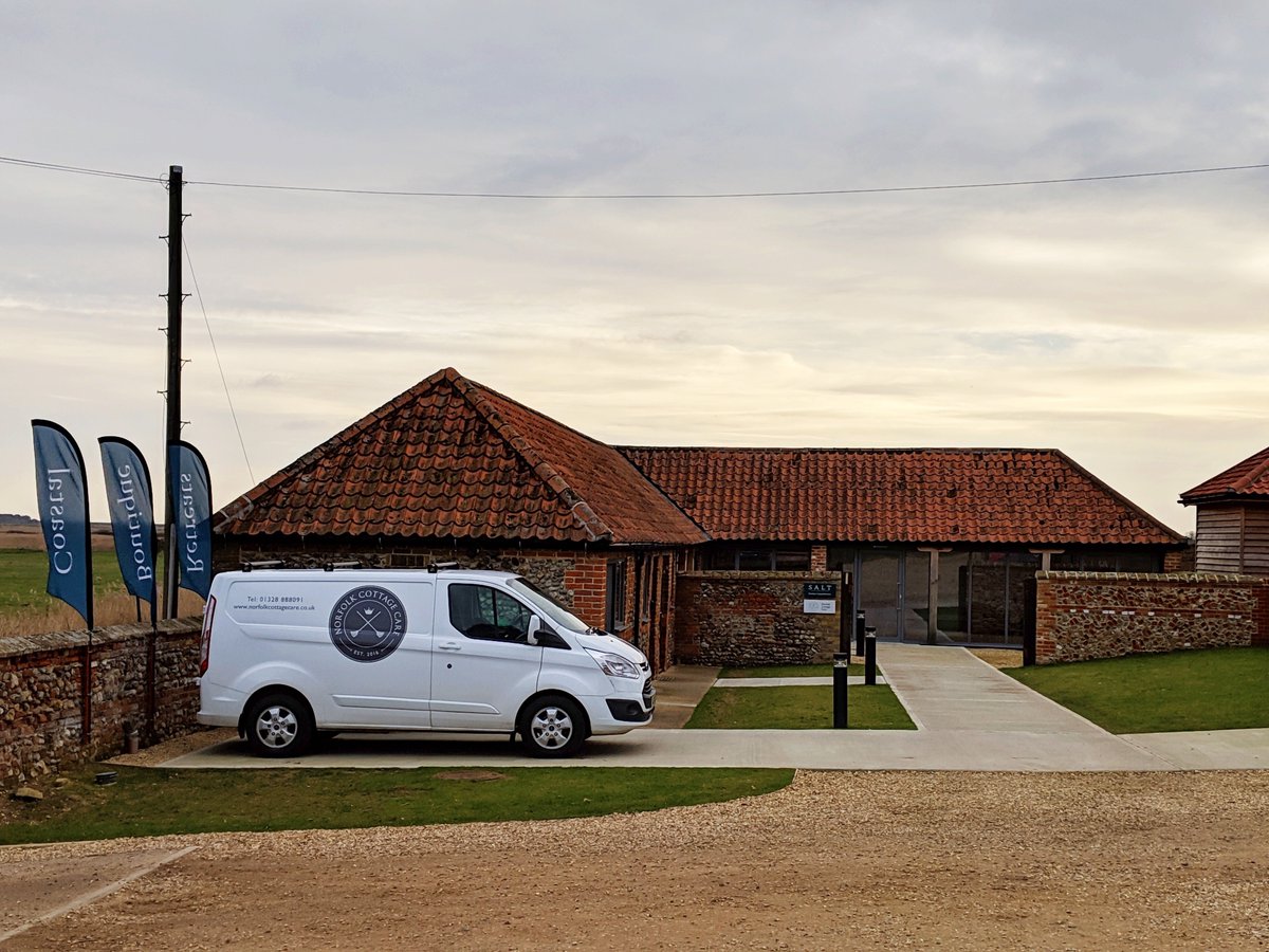Loving the dramatic skies over #Holkham! ☁️ The north Norfolk coast is a stunning destination come rain or shine!

#norfolkcottagecare #originalcottagesfamily