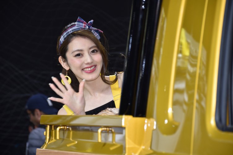 yokovic627's tweet photo. 2/11 【大阪オートメッセ】
スズキブース
丸山帆成美さん(@honamimaruyama)①
#SUZUKI #JIMNY #SIERRA #PICKUPSTYLE https://t.co/G6gIZXz1Oj