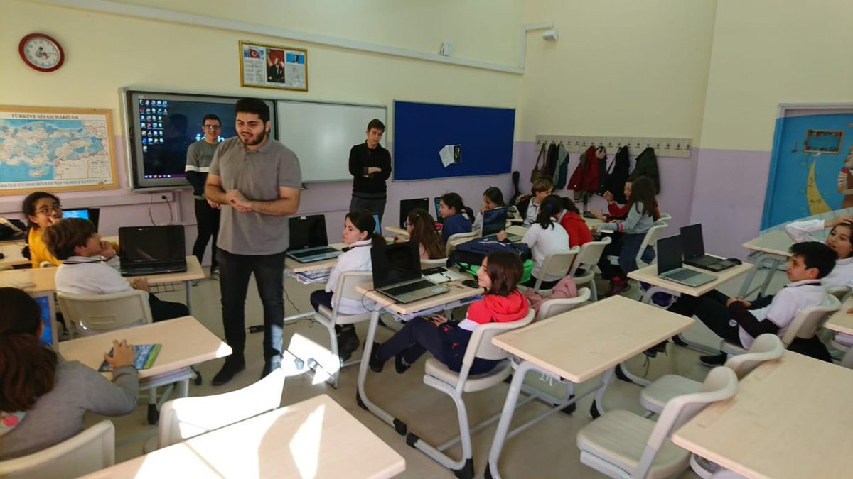 Koç Üniversitesi IEEE ve Oracle işbirliğinin bir parçası olarak Sarıyer’deki Anafartalar Ortaokulu’nda “Alice3’le Java’ya Giriş” eğitimimizin ilk dersini dün gerçekleştirdik. <a href="/Oracle/">Oracle</a>’a destekleri için çok teşekkür ederiz. <a href="/Sena_Aydo/">Sena Aydogan</a>