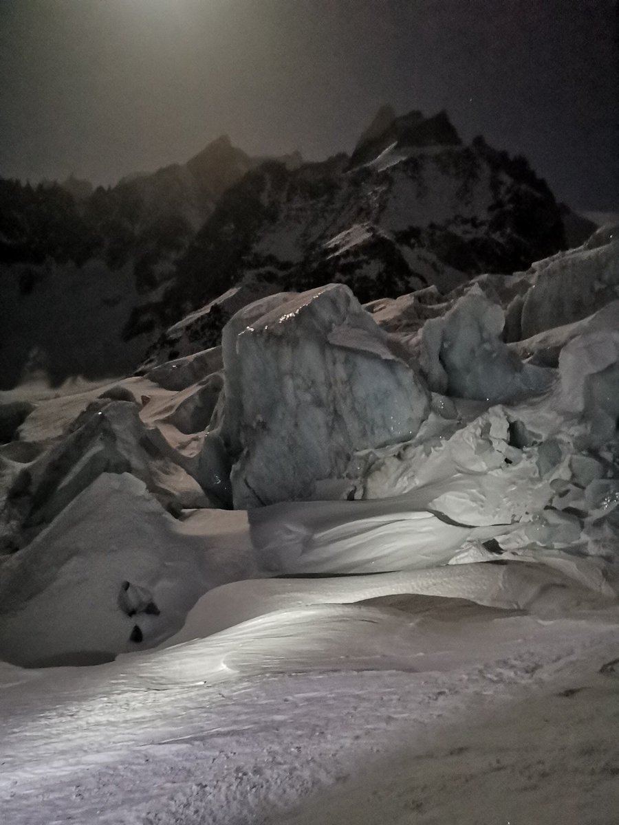 Hier soir, c’était « vallée blanche » au clair de lune entre amis. Skier sur la mer de glace de nuit était une expérience unique ⛷🌕 #chamonix #aiguilledumidi