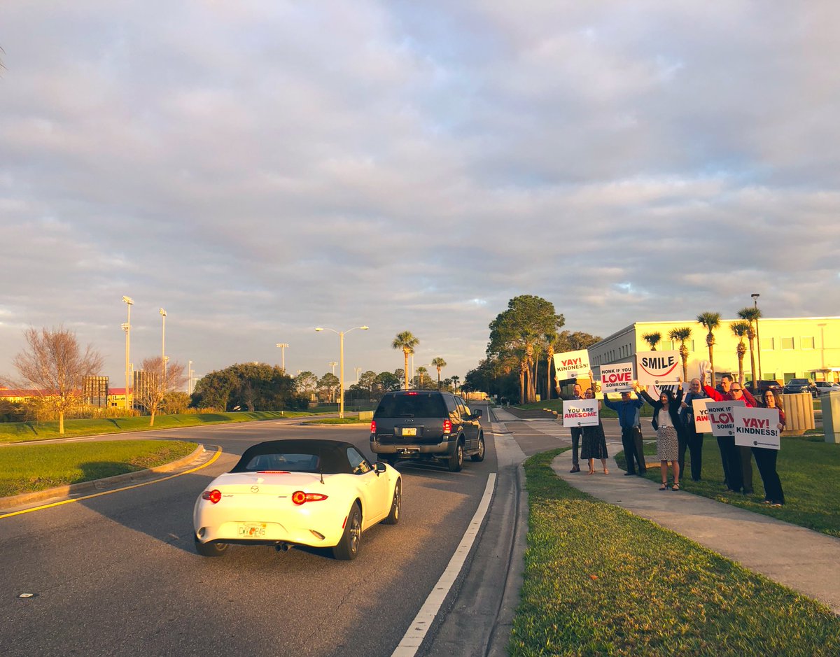 Superintendent Dr. Pace and her leadership team are spreading kindness at the school district admin complex this morning! #SDOCGoodtoGreat #KindnessMonth #HONKifyoulovesomeone