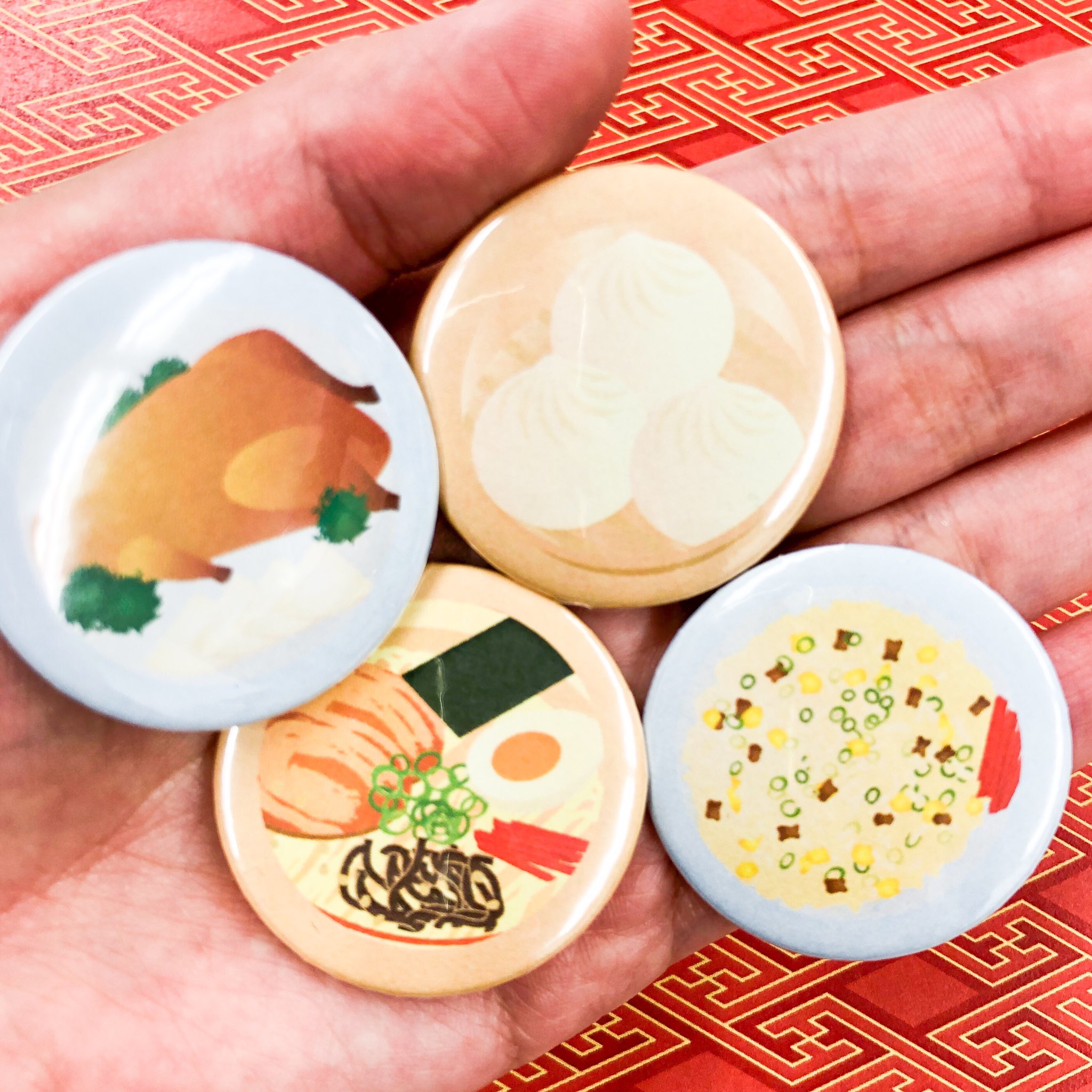 缶バッジの達人 公式 カンタツ 美味しい缶バッジ 今日食べたいものを缶バッジにしてみました 今日は中華 が食べたかったので 中華セット イラストや写真を使って 缶バッジ飯テロ 企画やっていきます 好きな食べ物教えていただけたらバッジにし