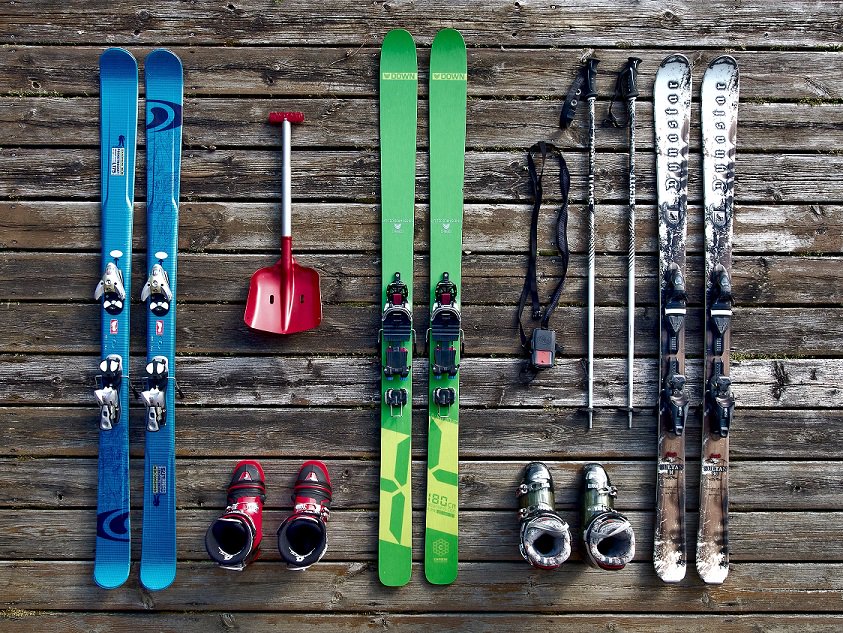 From essential travel items to luxury ski extras, don't miss our new guide to what to take on a ski holiday (a hip flask is essential, right? Asking for a friend) #skiing #hipflask #skiholiday ow.ly/JUwe30nEvX7