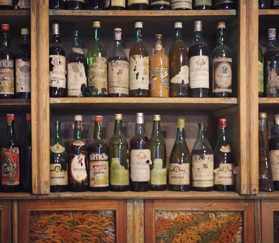CasaSpanish's tweet photo. La Poesía, 📚✍🏻☕️🍺
 Literary Bar &amp; Art Café.
To have a coffee or a beer in this emblematic bar of Buenos Aires. "Bares Notables" is a program of the city government that  protects the classic and traditional bars that really mean something to the city #BarNotable https://t.co/BrwgKPxidc
